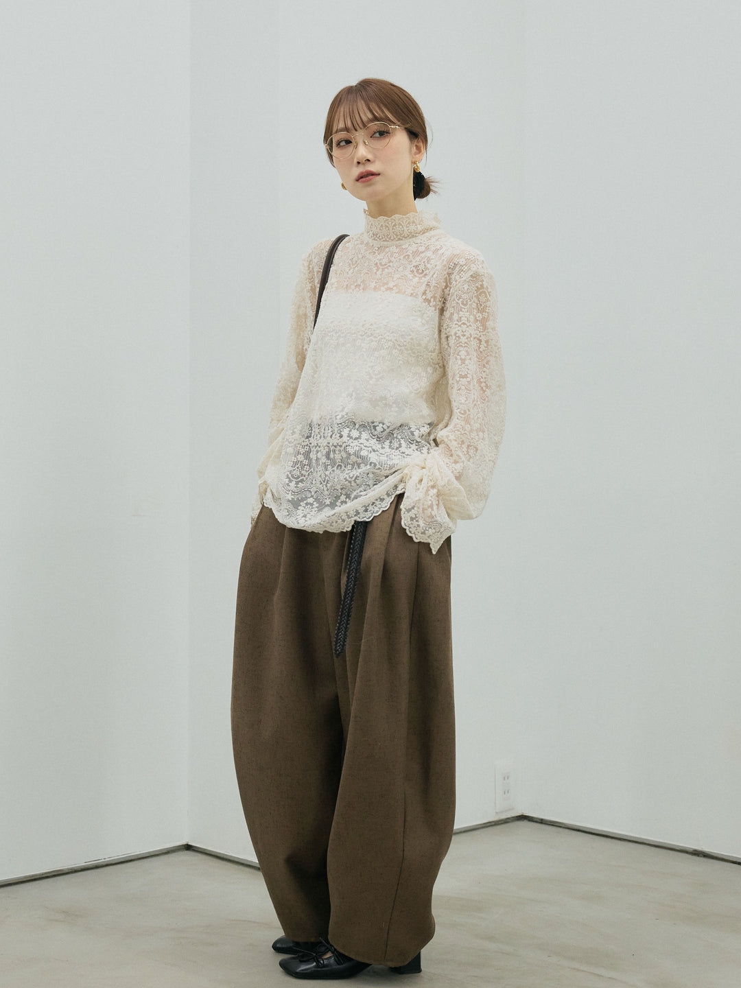 【Allure】[SET]ハイネックレーストップス+モックスカルゼサイドタックコクーンパンツ(2set)