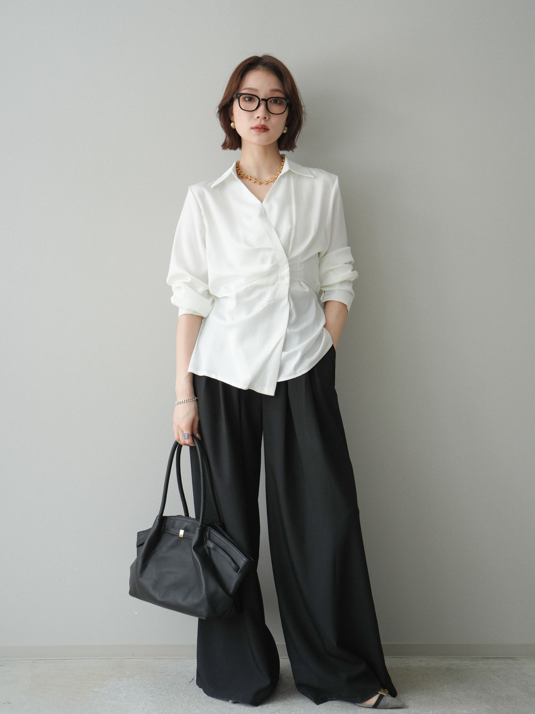 [予約]サイドギャザーアシンメトリーデザインサテンブラウス/white