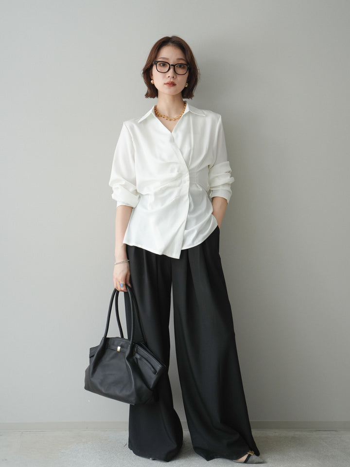 [予約]サイドギャザーアシンメトリーデザインサテンブラウス/white