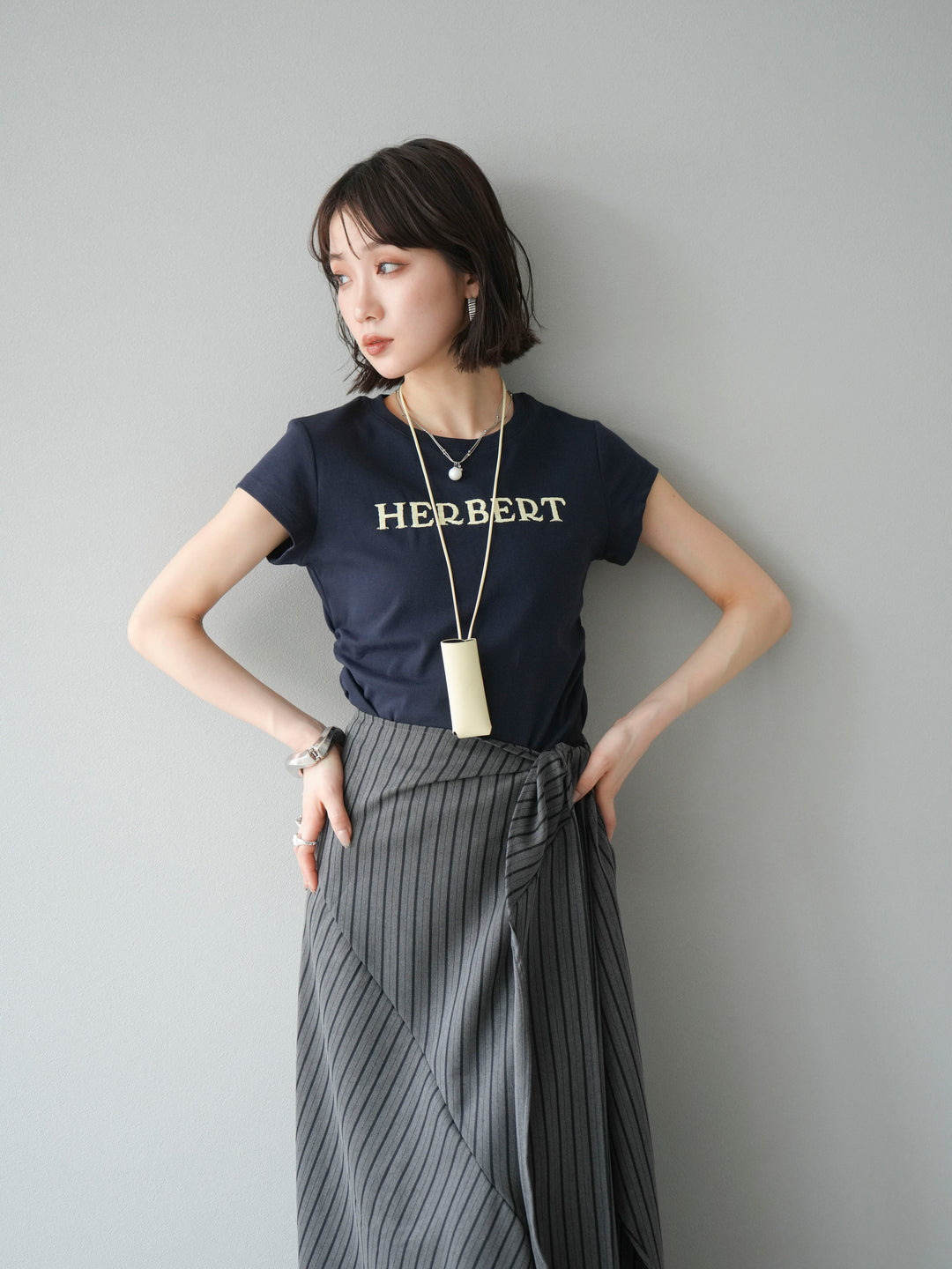 [予約]刺繍ロゴTシャツ＆レザーポーチネックレスSET /ネイビー