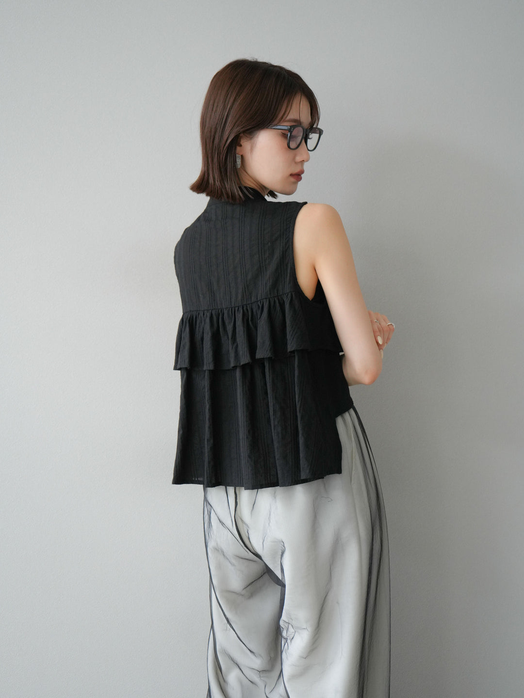 [予約]ドビーストライプアシンメトリーフリルノースリブラウス/ブラック