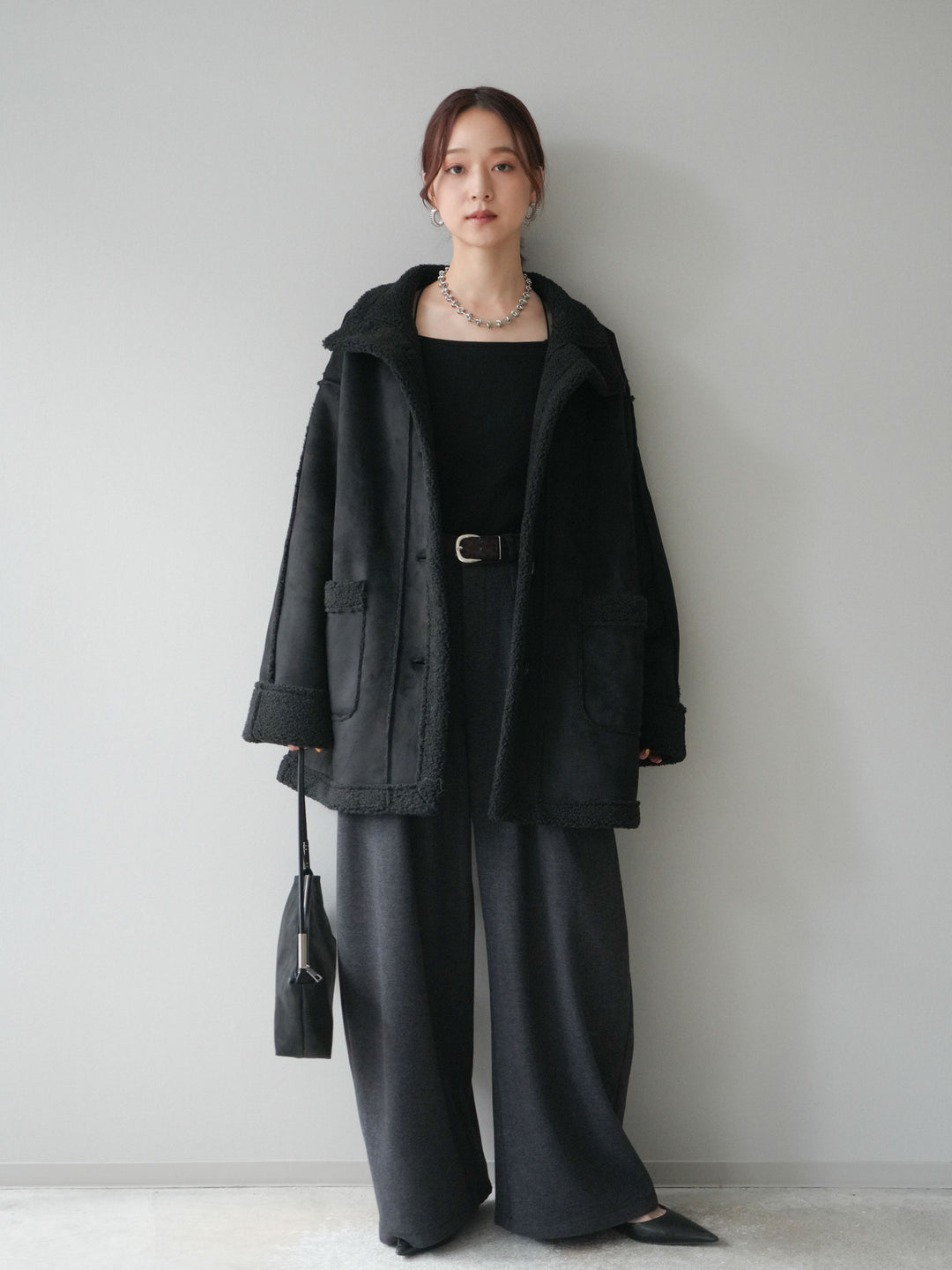 [SET]スタンドネックフェイクムートンミディアムコート+カップ付きバッククロスキャミソール+アニマル柄ベルト付きウールタッチワイドパンツ(3set)