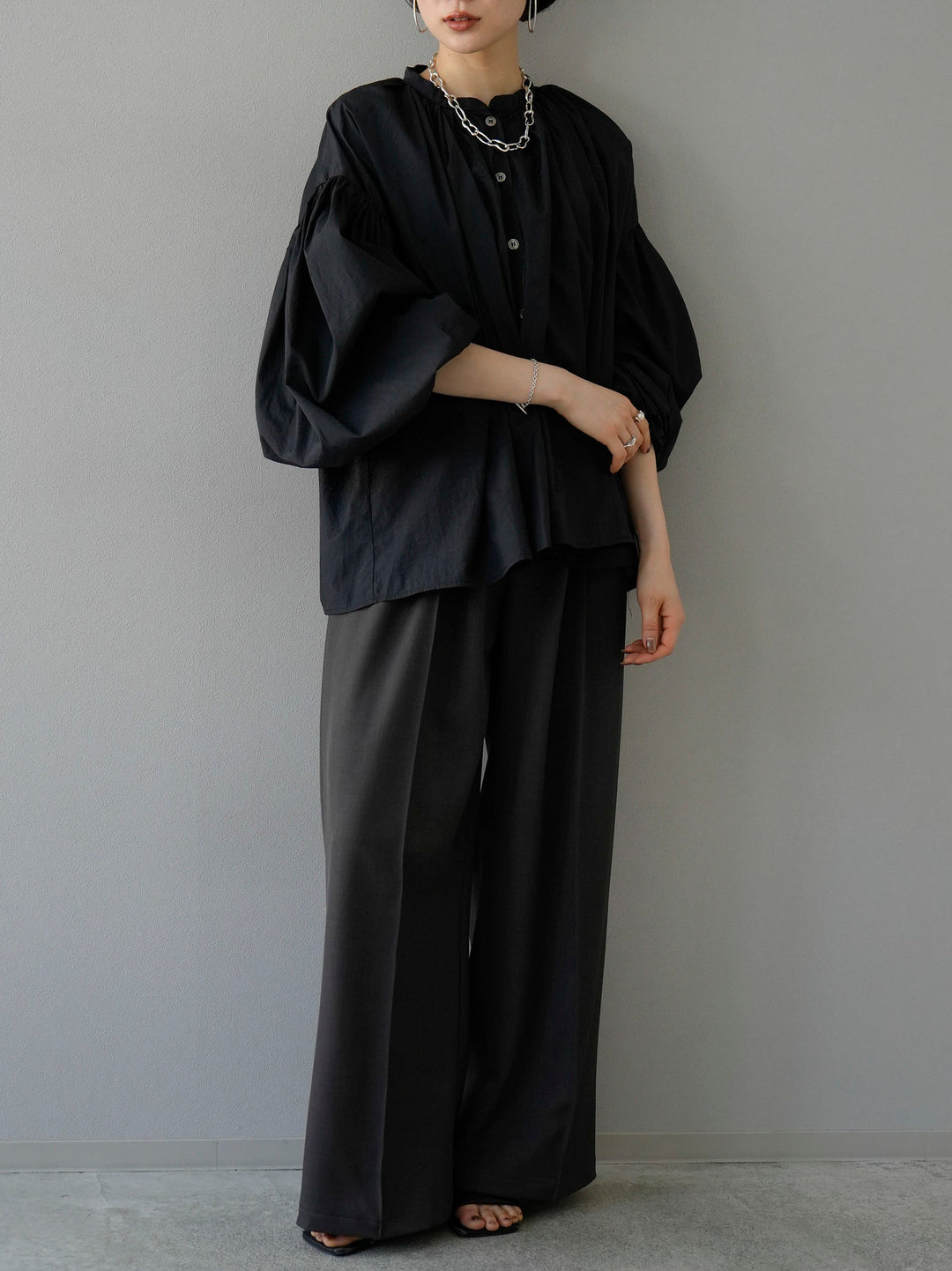 [Pre-order] Nylon tuck volume sleeve blouse/black