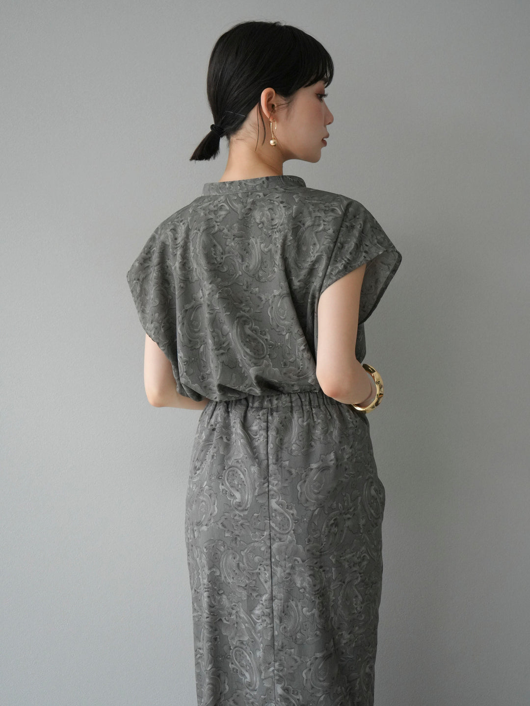 [予約]ペイズリープリントゴールドボタンブラウス/グレー