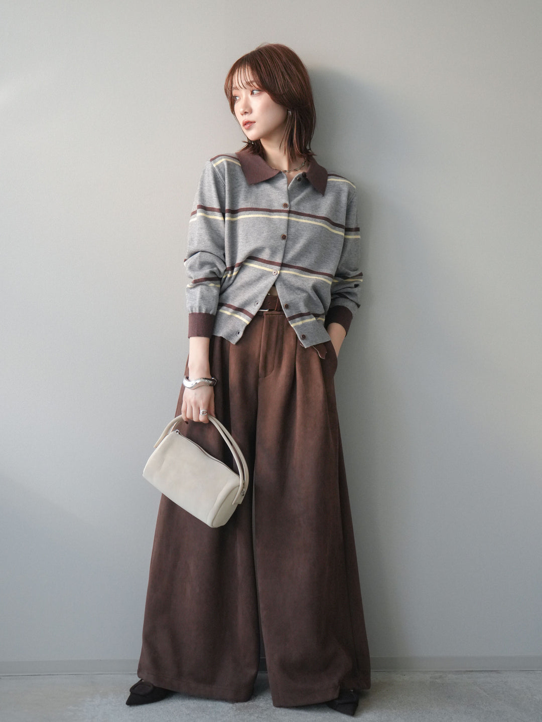 [予約]モチーフベルト付スエードタックワイドパンツ/brown