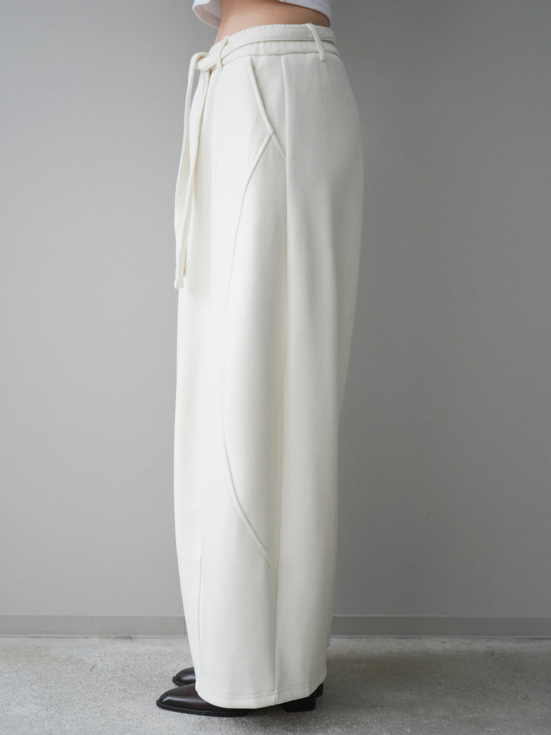 [予約]ウエストベルトカーブラインスエットパンツ/offwhite
