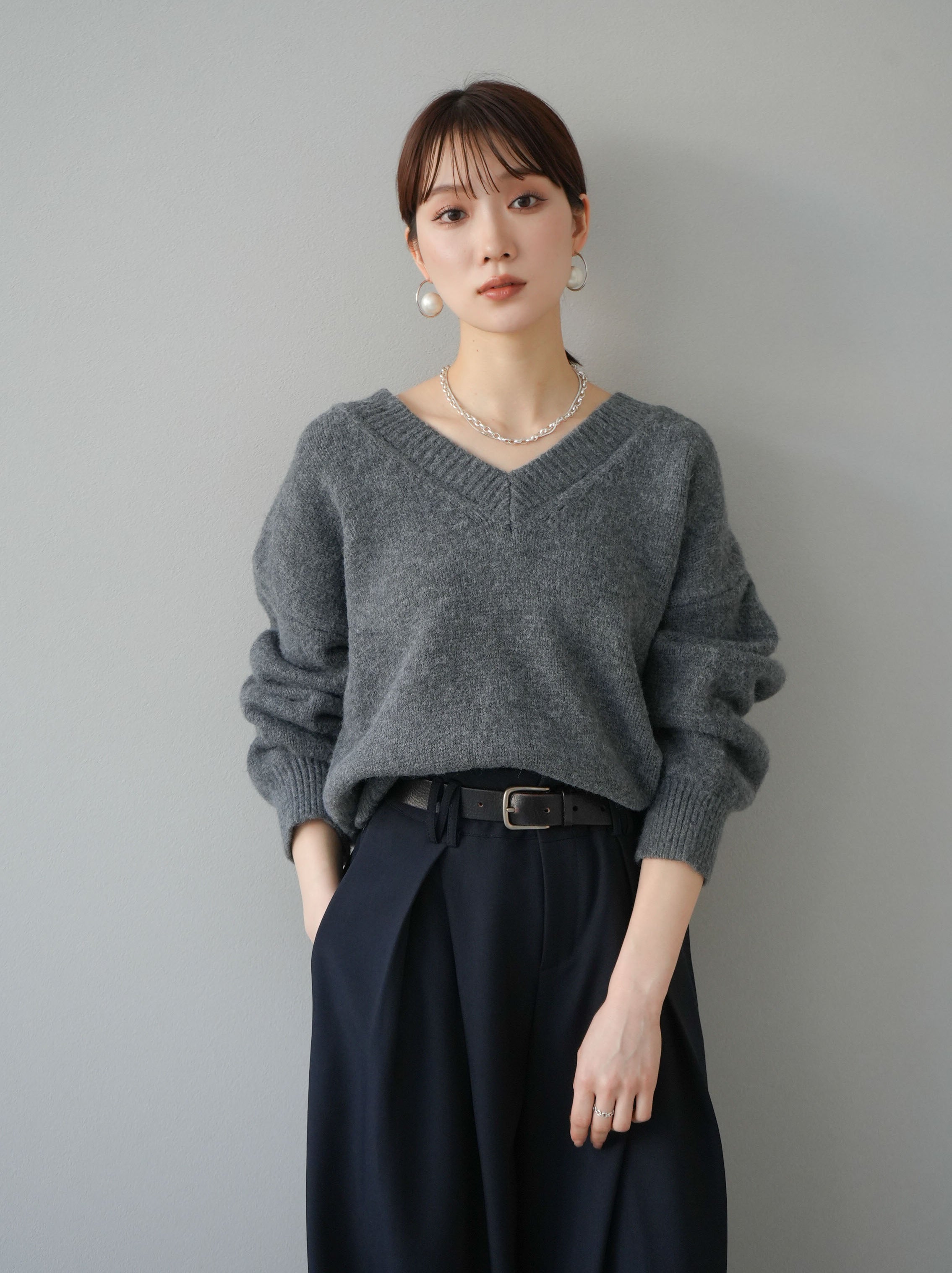 予約]Vネックショートニットプルオーバー/チャコール – Lumier