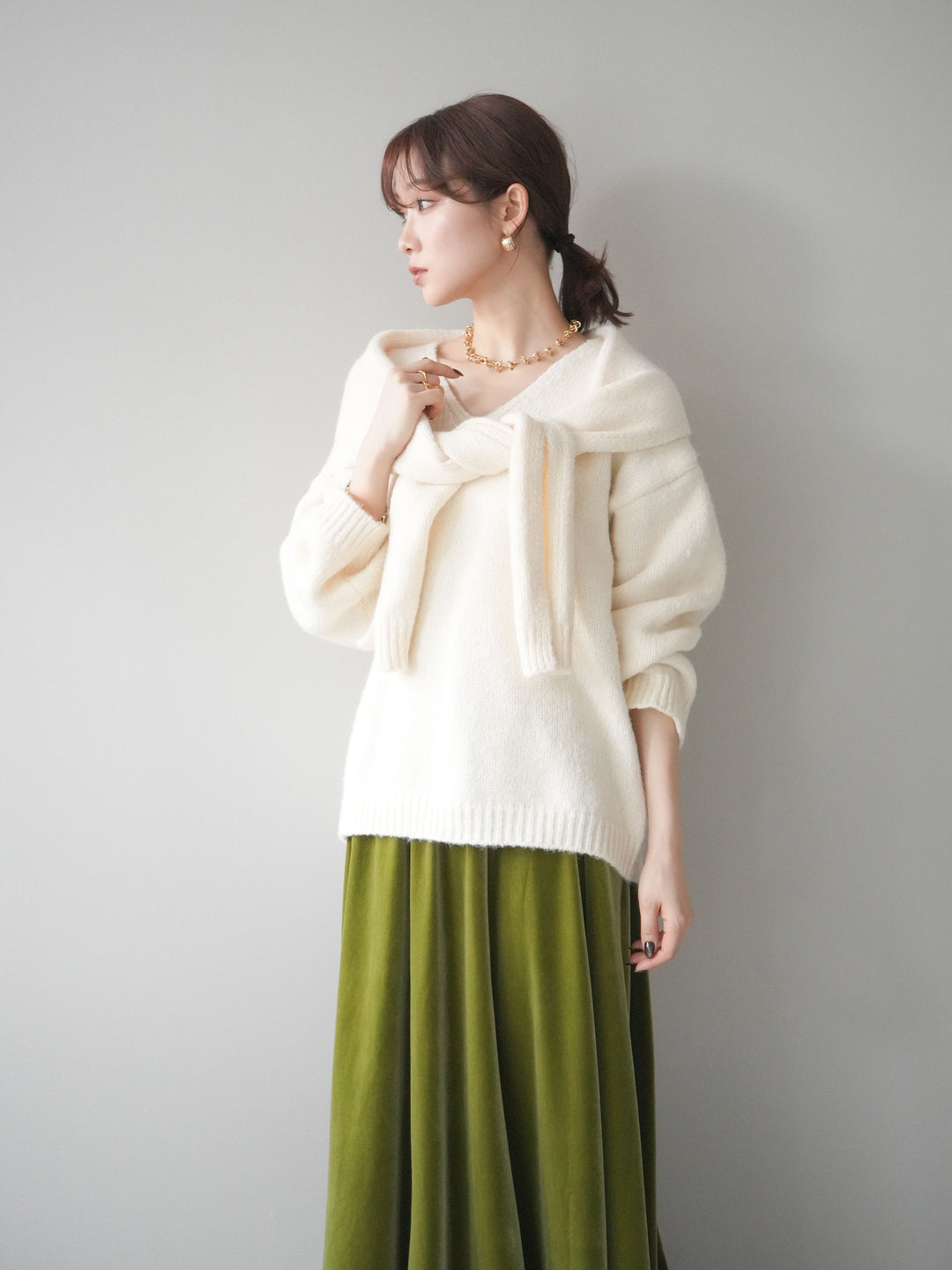 [予約]ストール付きVネックニットプルオーバー/white