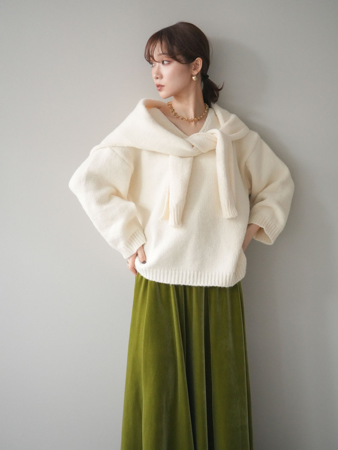 [予約]ストール付きVネックニットプルオーバー/white