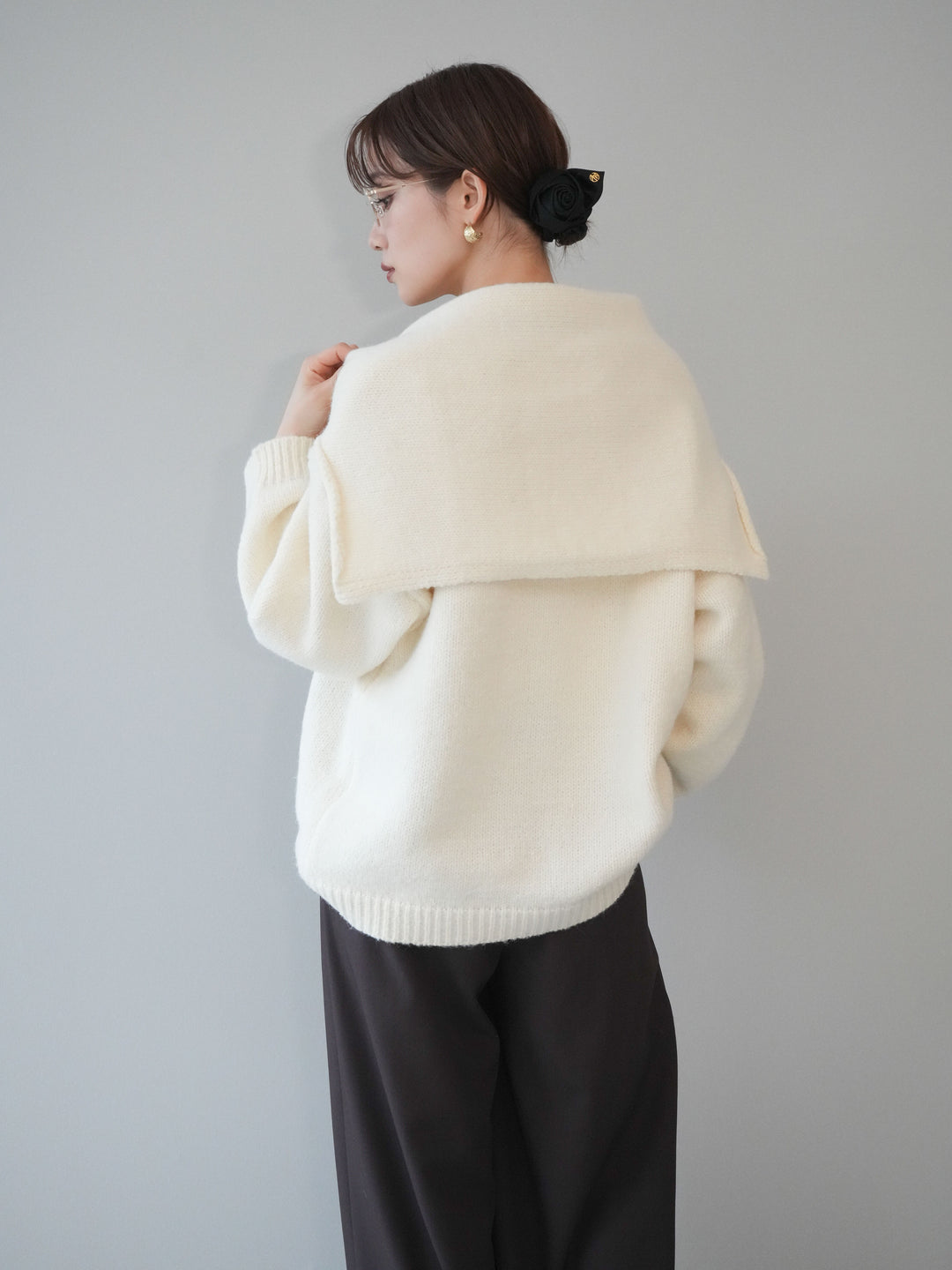 [予約]ストール付きVネックニットプルオーバー/white