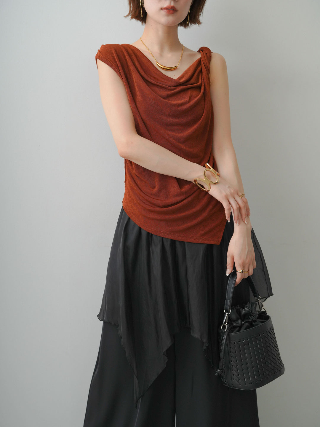 [予約]ツイストショルダーアシメドレープトップス/brown