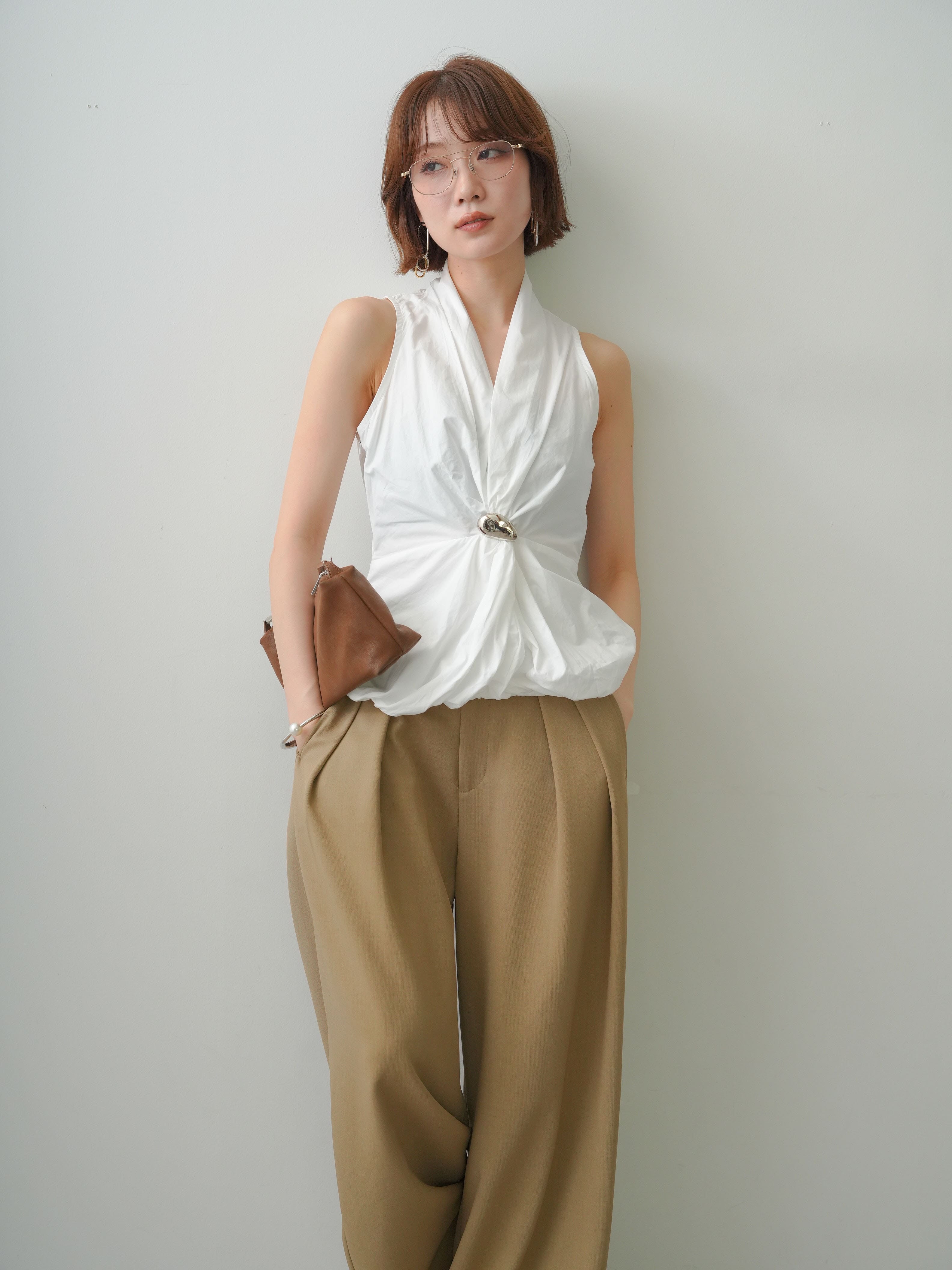 予約]シルバーブローチ付ぺプラムツイストトップス/white – Lumier