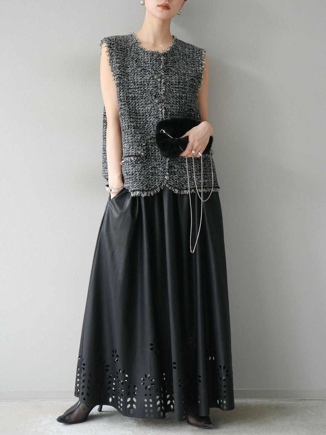 [予約]フラワーパンチングレザースカート/ブラック