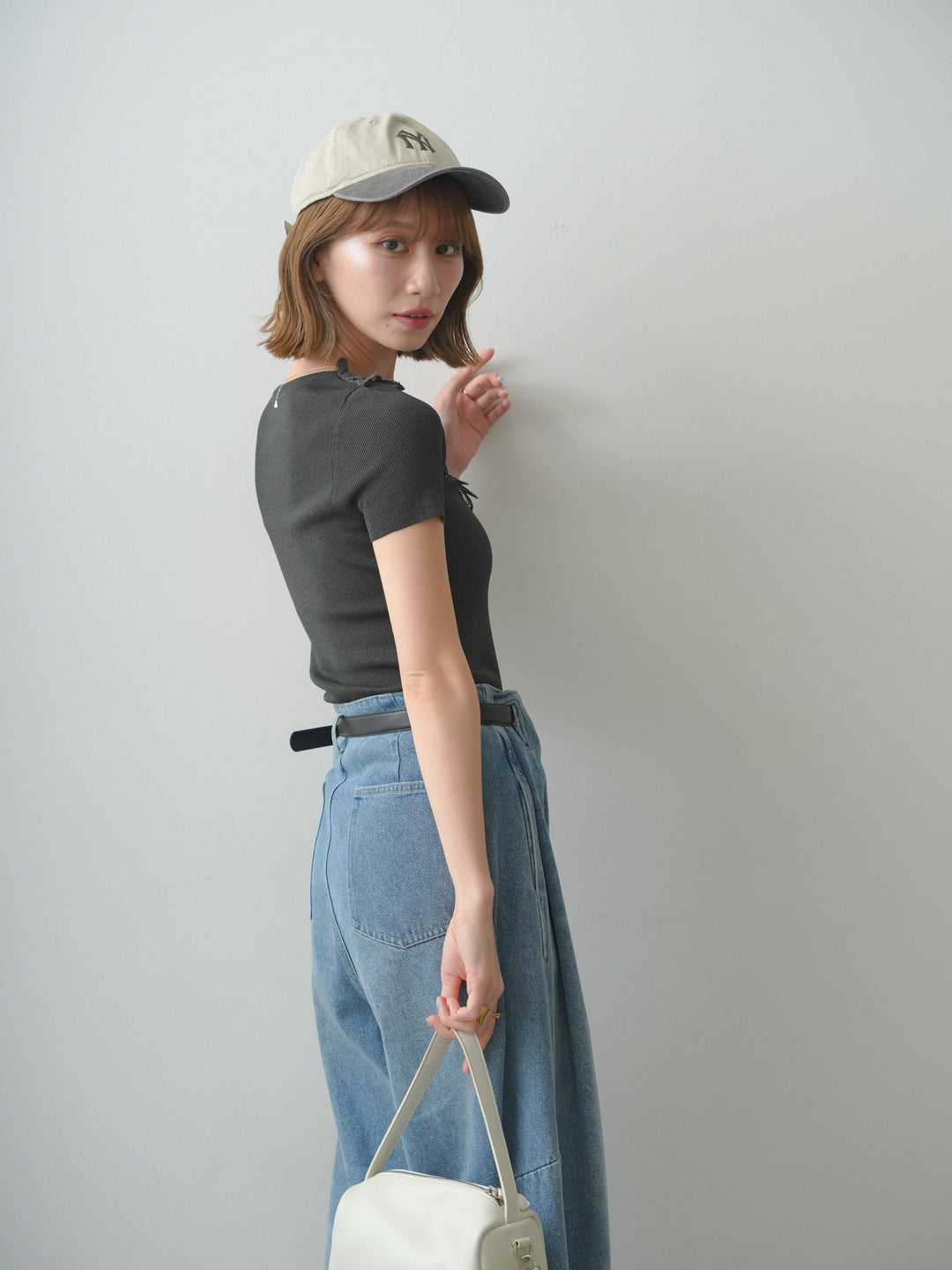 [予約]アシメフラワーレースVネック半袖ニットトップス/charcoal
