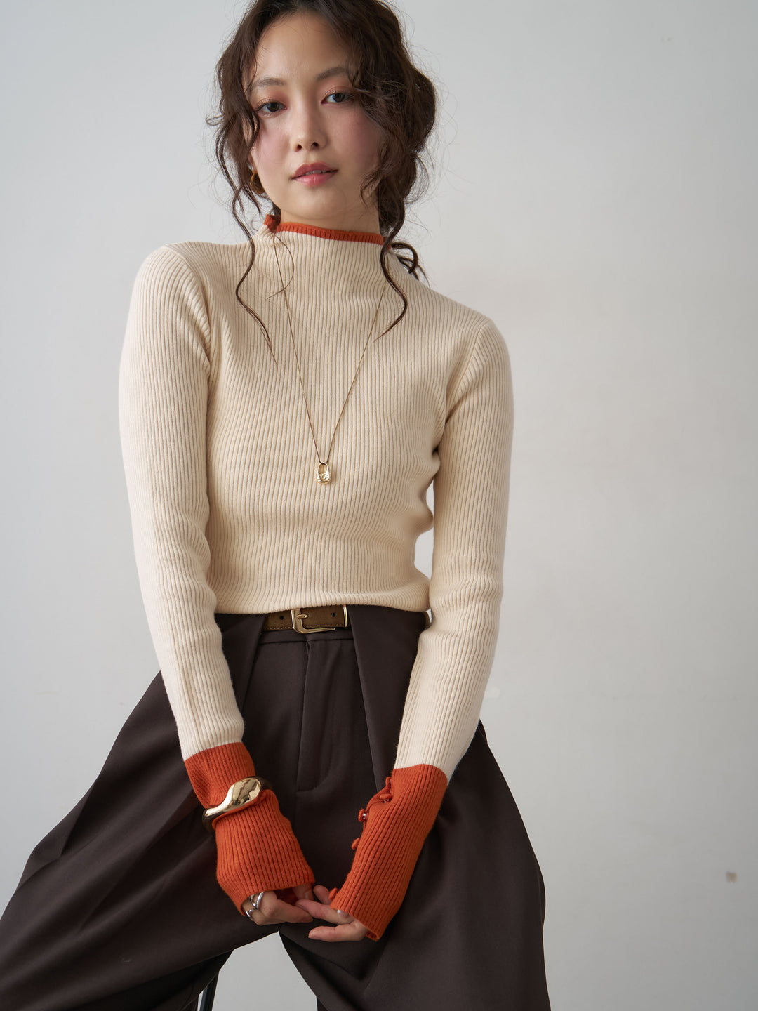 【套裝】雙色袖口紐扣羅紋針織上衣+皮帶環設計闊腿褲（兩件組）