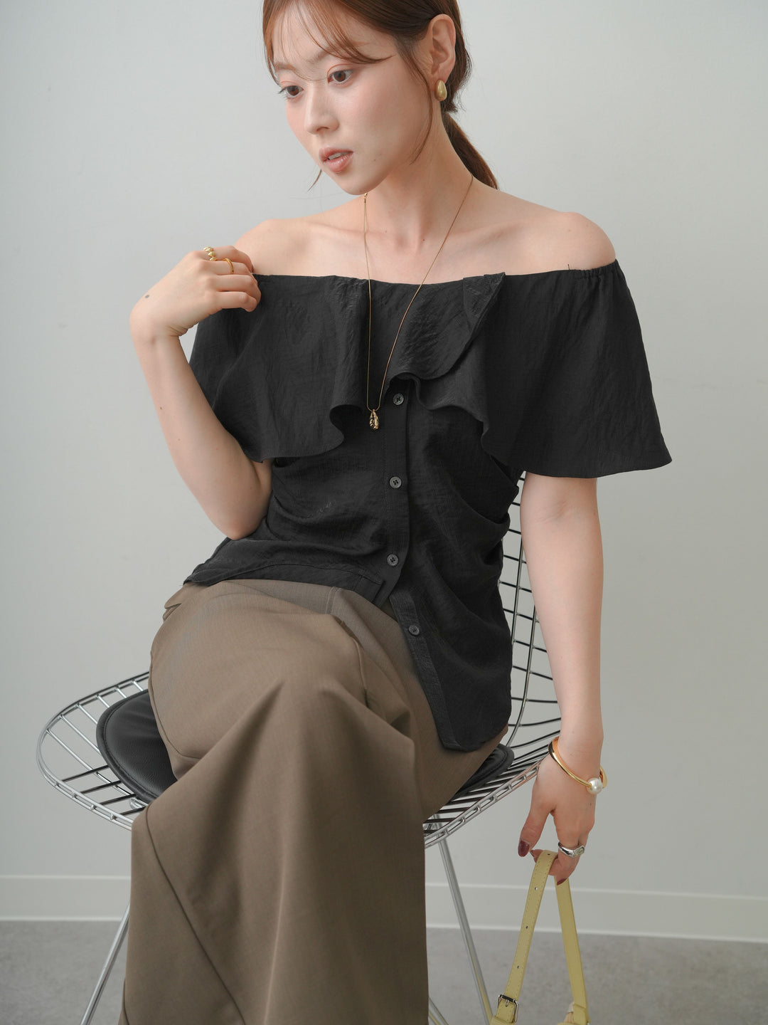 [SET]ラッフルオフショルブラウス+クレープデシンフラップ付きストレートスカート(2set)