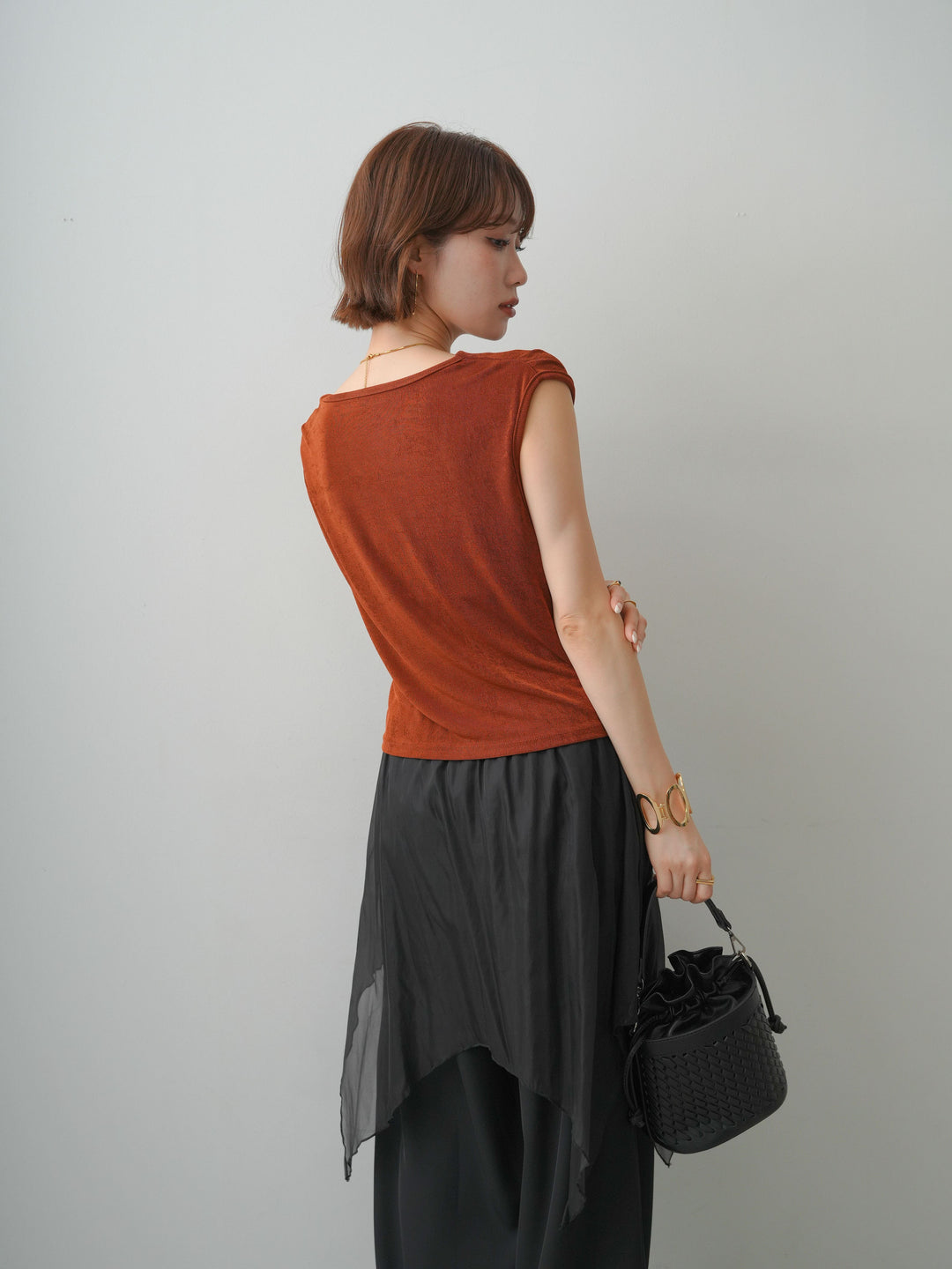 [予約]ツイストショルダーアシメドレープトップス/brown