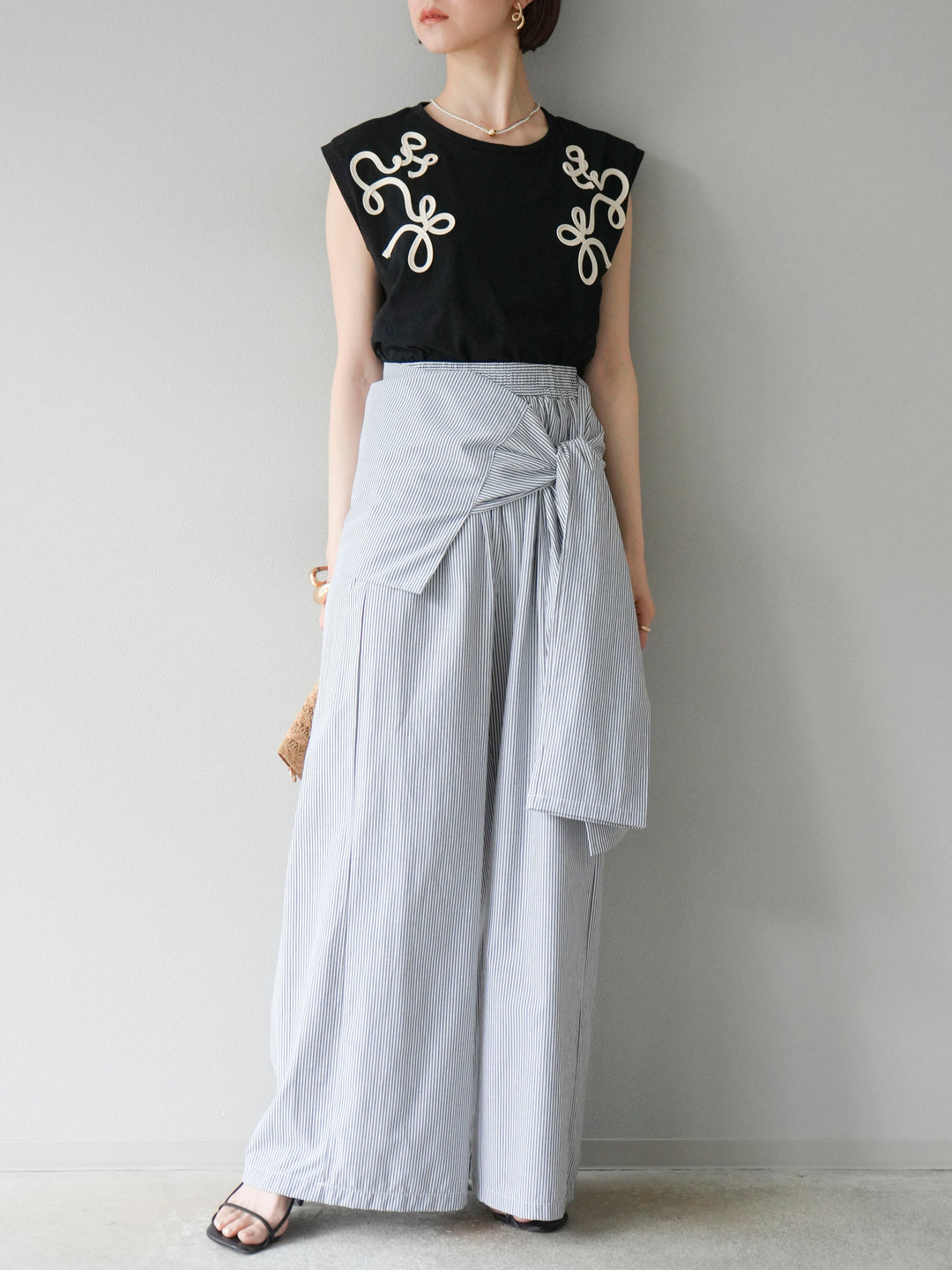 [SET]コード刺繍フレンチスリーブTシャツ+ウエスト巻きストライプイージーパンツ(2set)