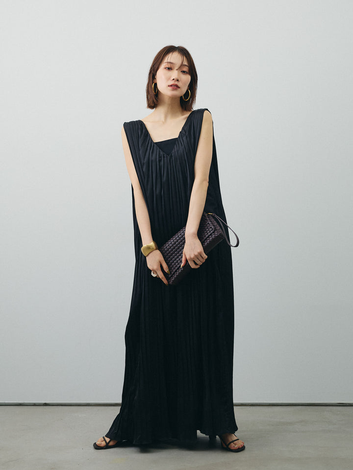 [予約]サテンプリーツVネックワンピース/ブラック