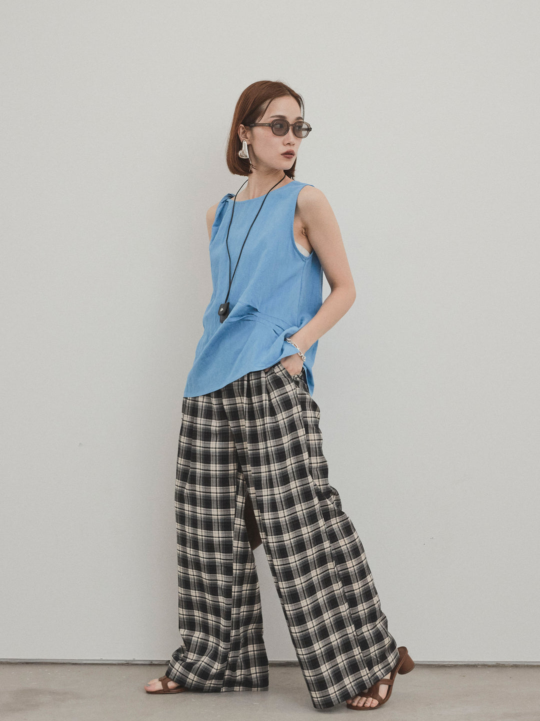 [SET] 扭紋無袖上衣配皮項鍊 + 格紋寬褲 (2 件套)