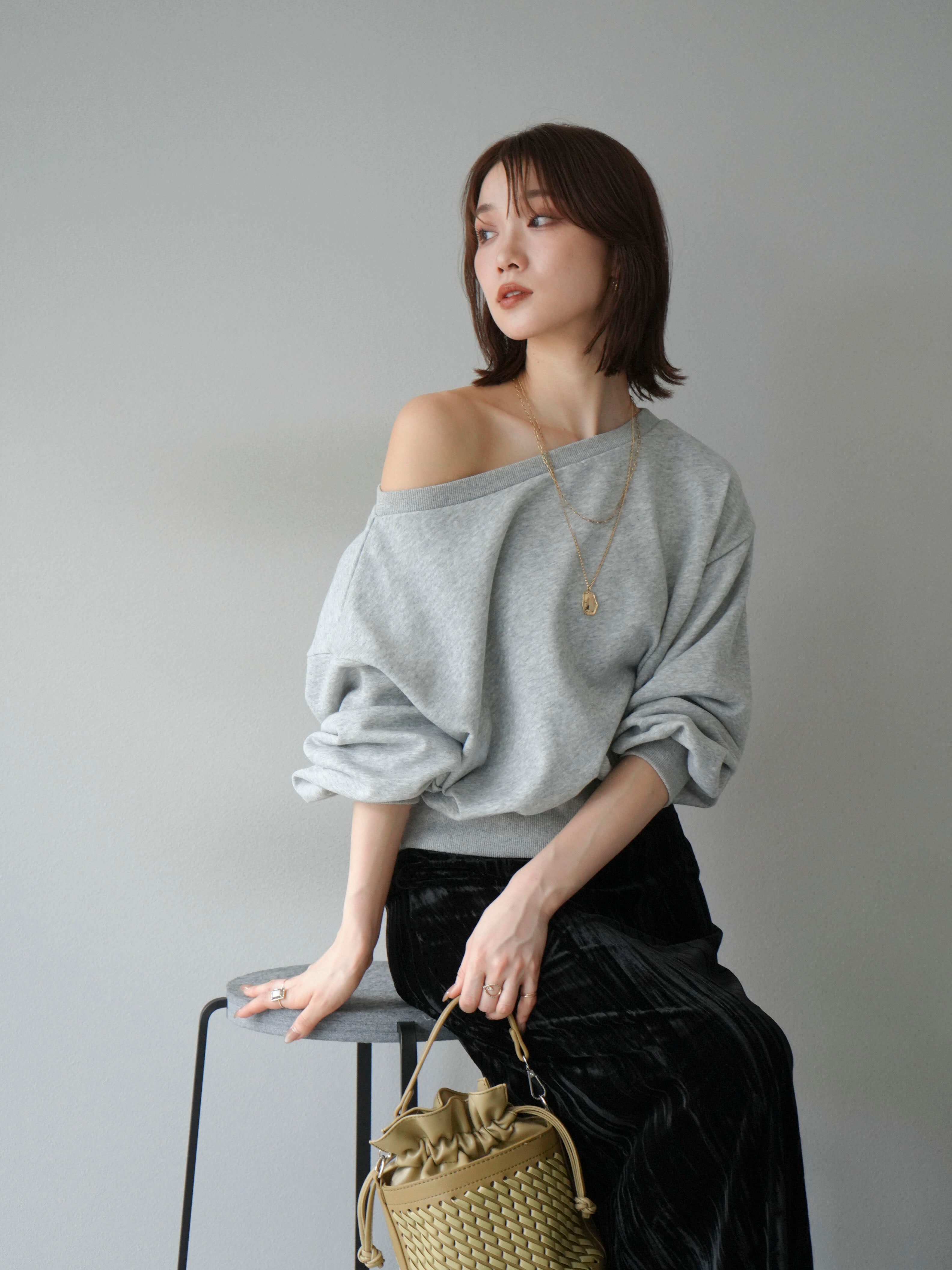 杢グレーオフショルスウェットjuemi EMB Loose Neck Sweat – JUEMI