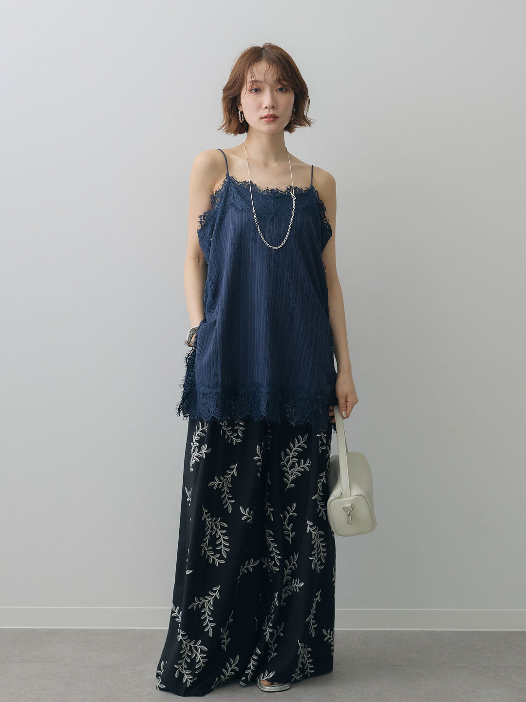 [予約]ワッシャーテクスチャーレーストリムキャミソール/navy