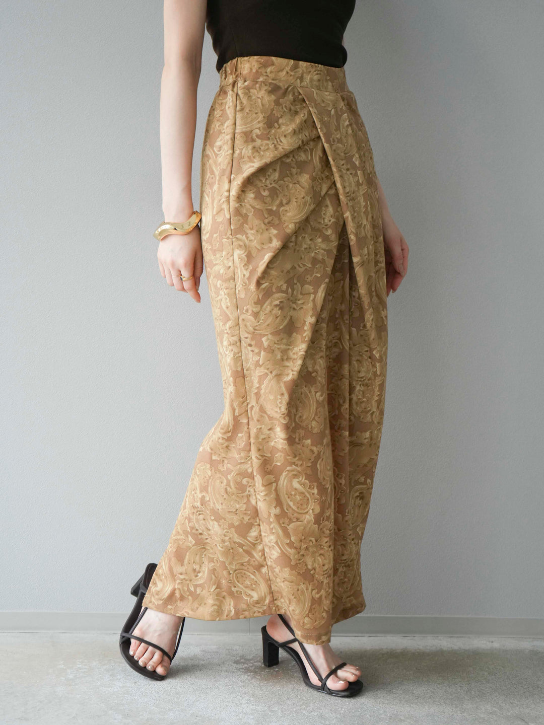 [予約]ペイズリープリントタックIラインスカート/ベージュ