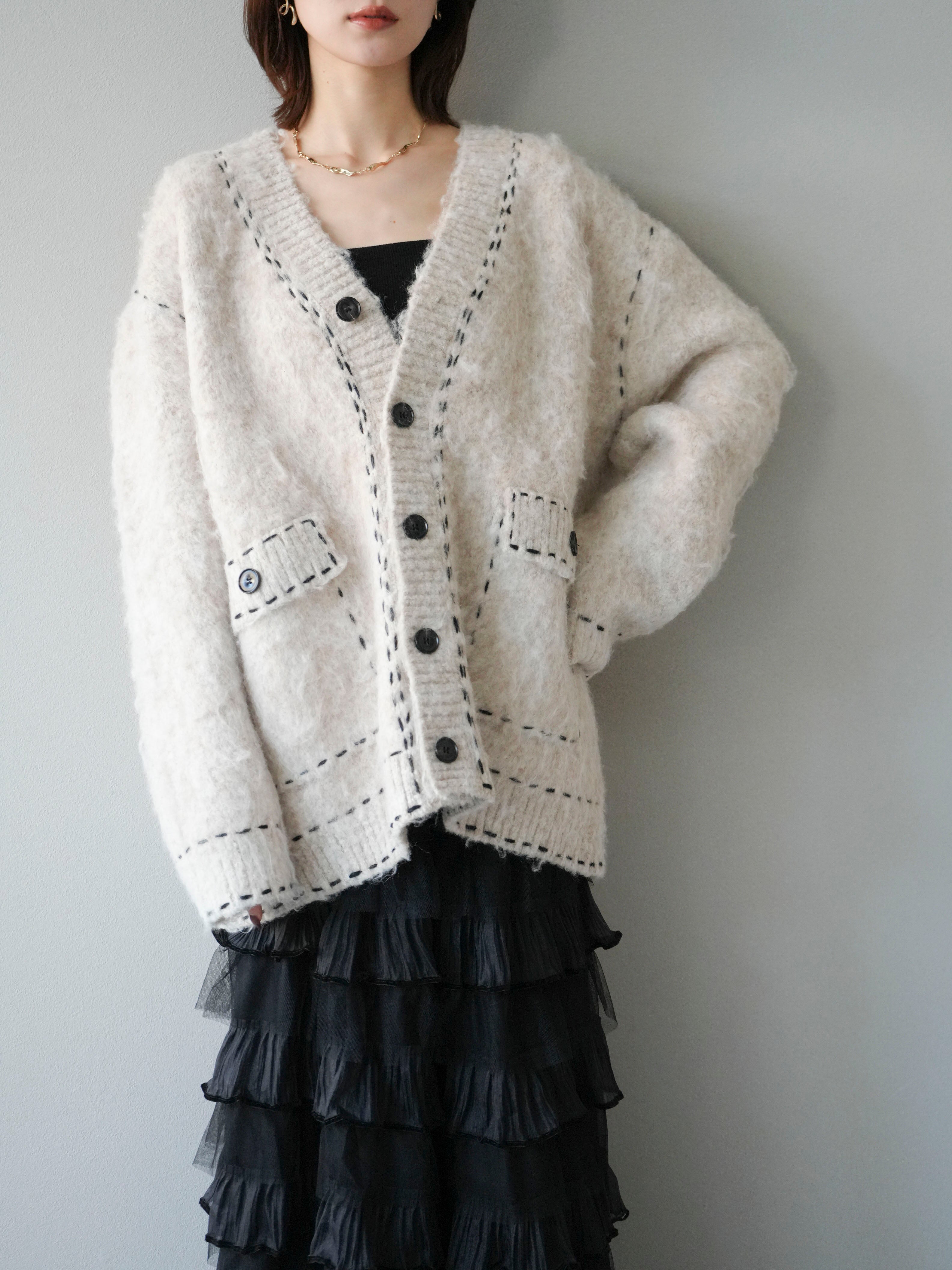 予約]ステッチVネックニットカーディガン/アイボリー – Lumier