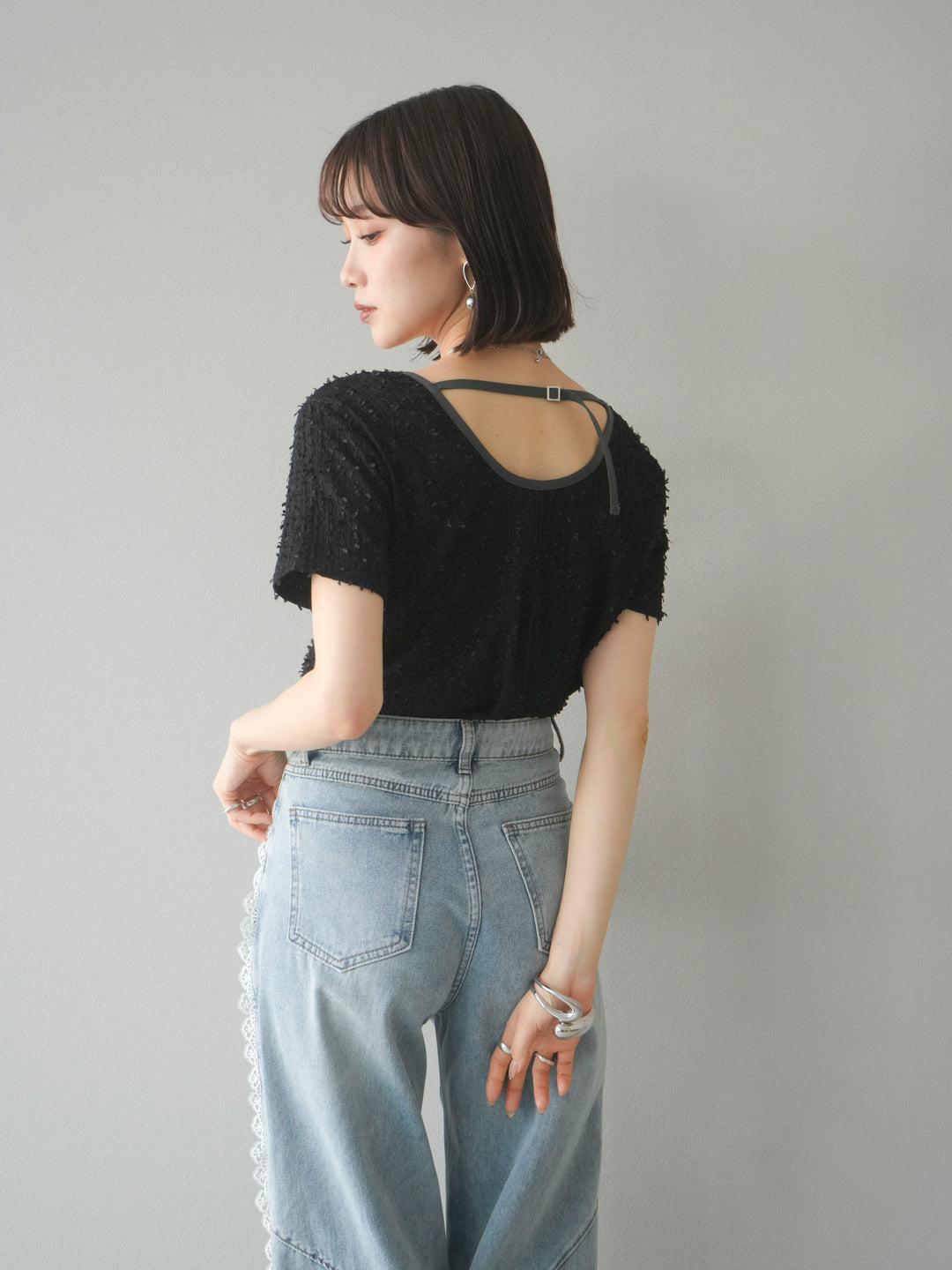 【預購】同色系滾邊蓬鬆剪裁上衣/黑色