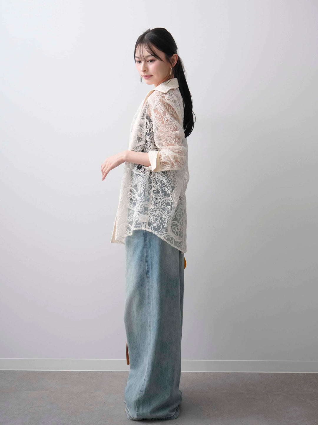 [SET]シアーペイズリー刺繍長袖ブラウス+カップ付きバッククロスキャミソール+レザーコンビストラップデニムサロペット(3set)