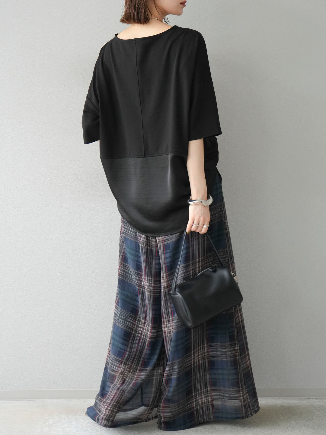 [套裝] 不同材質金屬標誌刺繡 x 印花T卹 + 透視格紋寬鬆褲（2 件套）