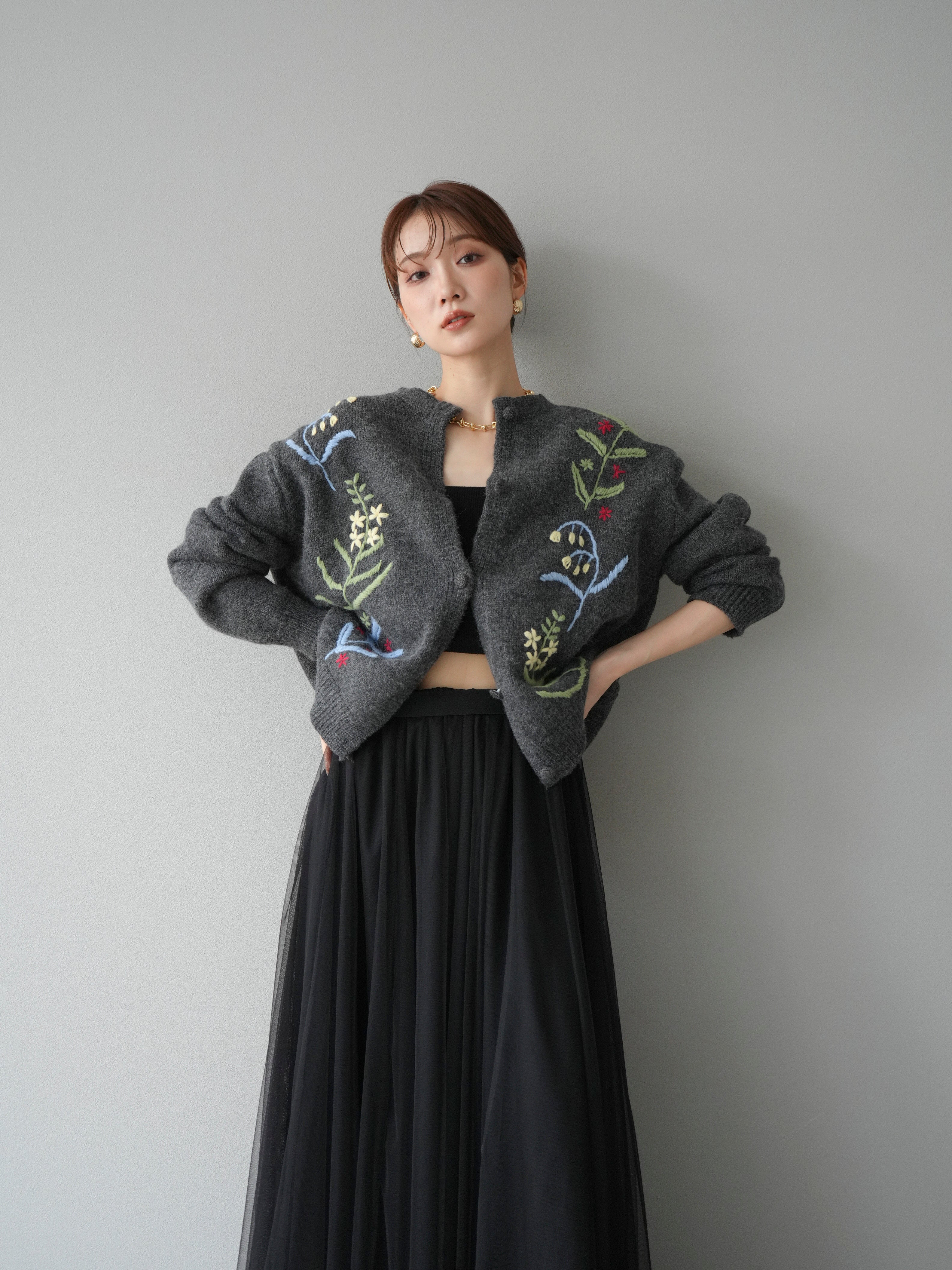 予約]フラワー刺繍ニットカーディガン/チャコール – Lumier