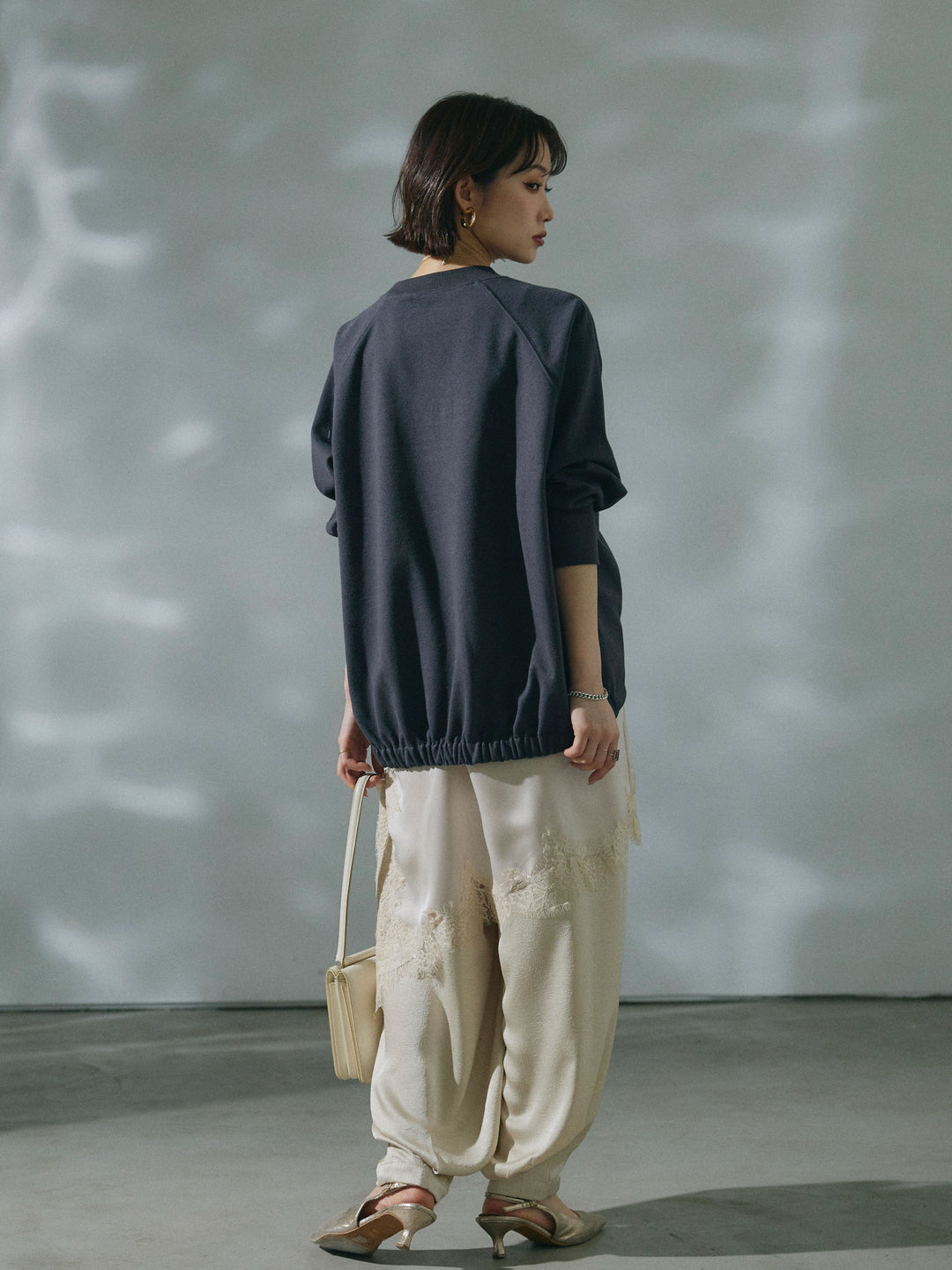 【Allure】[SET]ブークレダンボールロゴ刺繍プルオーバー+ワッシャーサテンタックジョガーパンツ+アシンメトリーサテンレースキャミソール(3set)