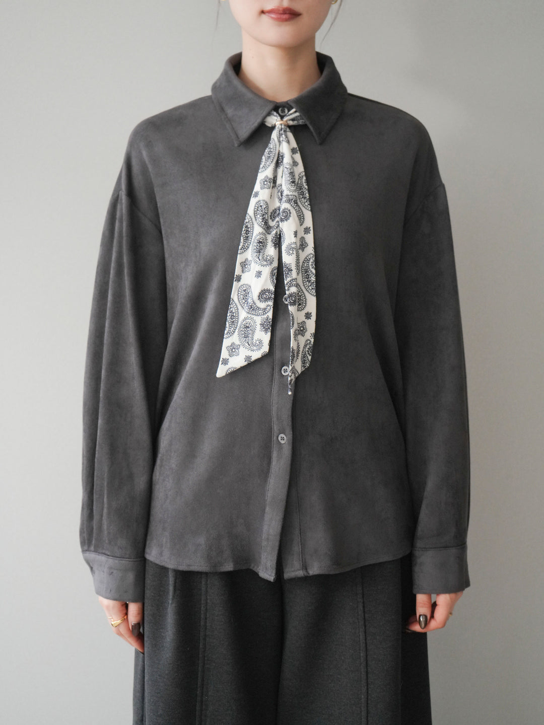 [予約]スカーフ付きスエードシャツ/charcoal
