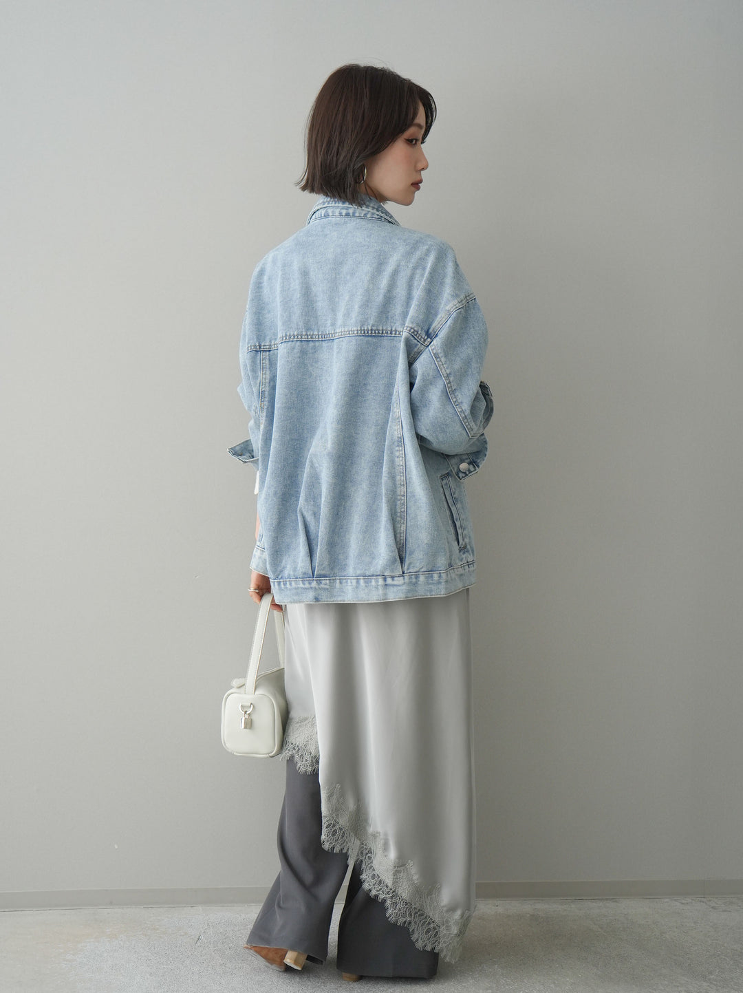 [SET]デザインBIGポケットオーバーデニムジャケット+レースネックジャガードニットカーディガン+サテンライクアシメレーススカート+センターシームフレアパンツ(4set))