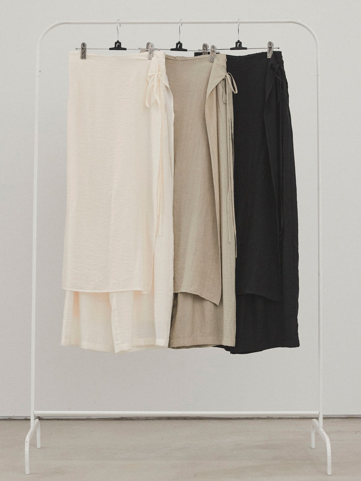 [SET]シアータックアシンメトリーブラウス+ワッシャーサテンレイヤードスカートパンツ(2set)