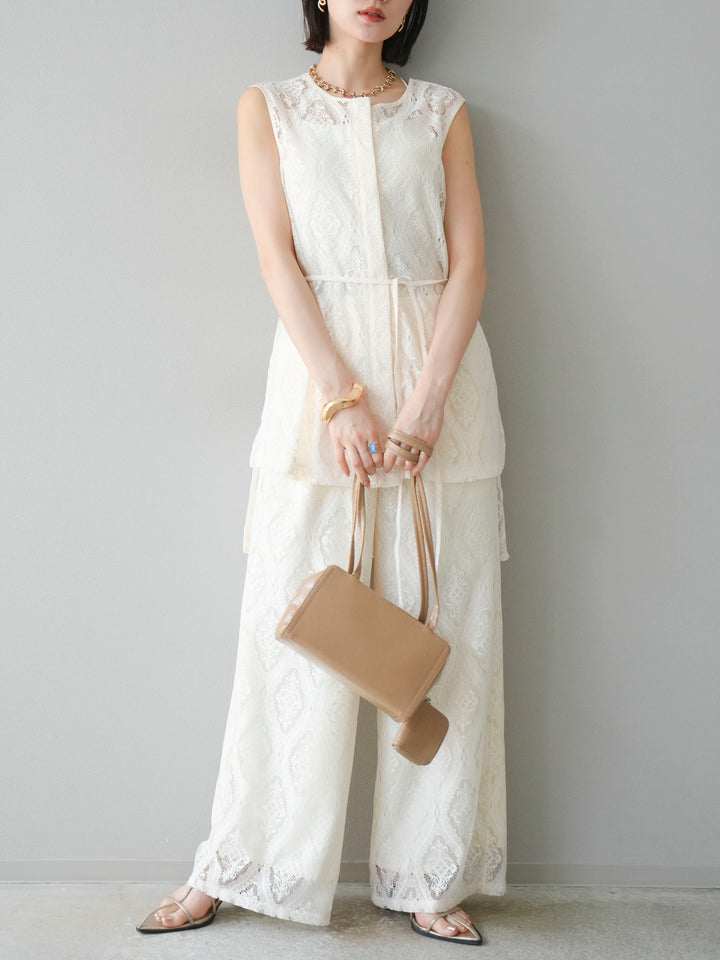 [SET] 緞面滾邊蕾絲無袖上衣 + 蕾絲疊穿休閒褲 (2件套)