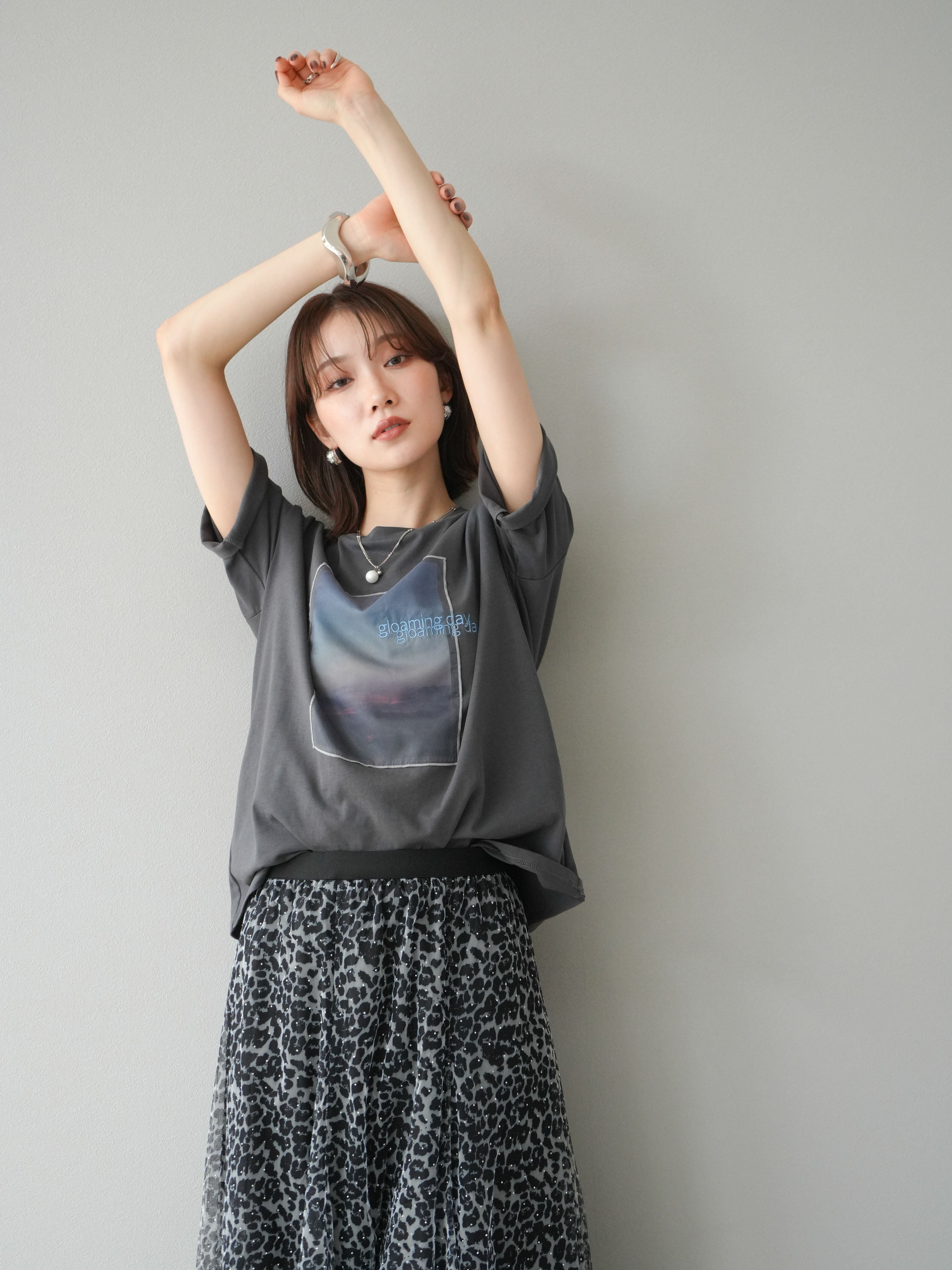 予約]チュールレイヤードプリントTシャツ/チャコール – Lumier