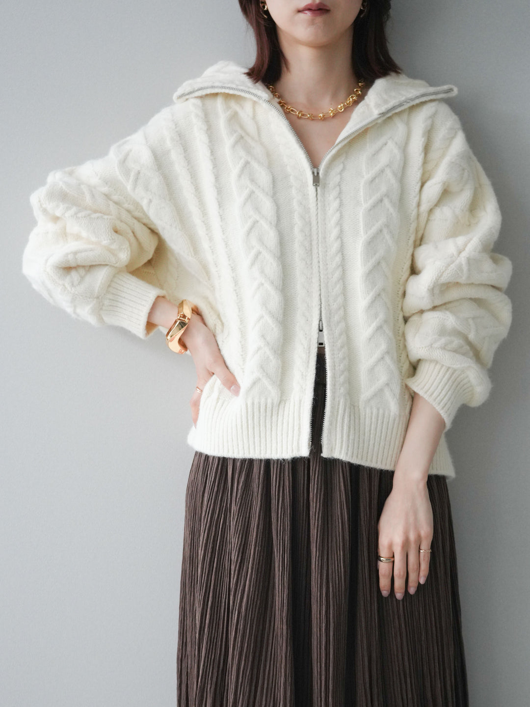 [SET]ケーブル編みハイネックZIPニットカーディガン+裾レーススウェードプリーツマキシスカート(2set)