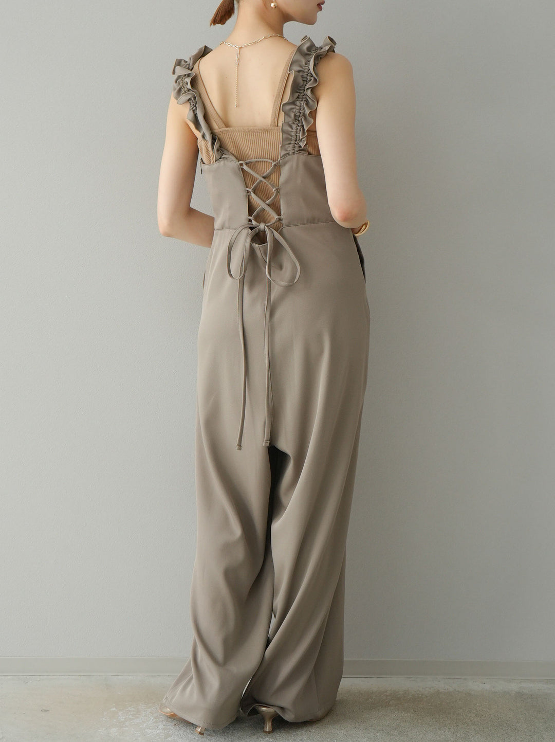 [預訂] 繫帶荷葉邊連身衣/灰褐色