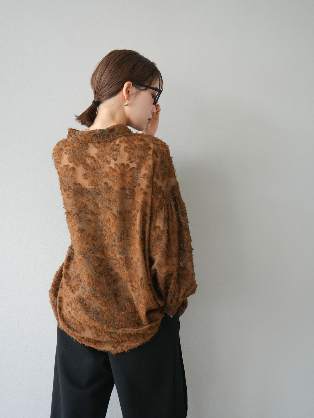 [予約]ニュアンスフリンジジャガードボリュームスリーブブラウス/ブラウン