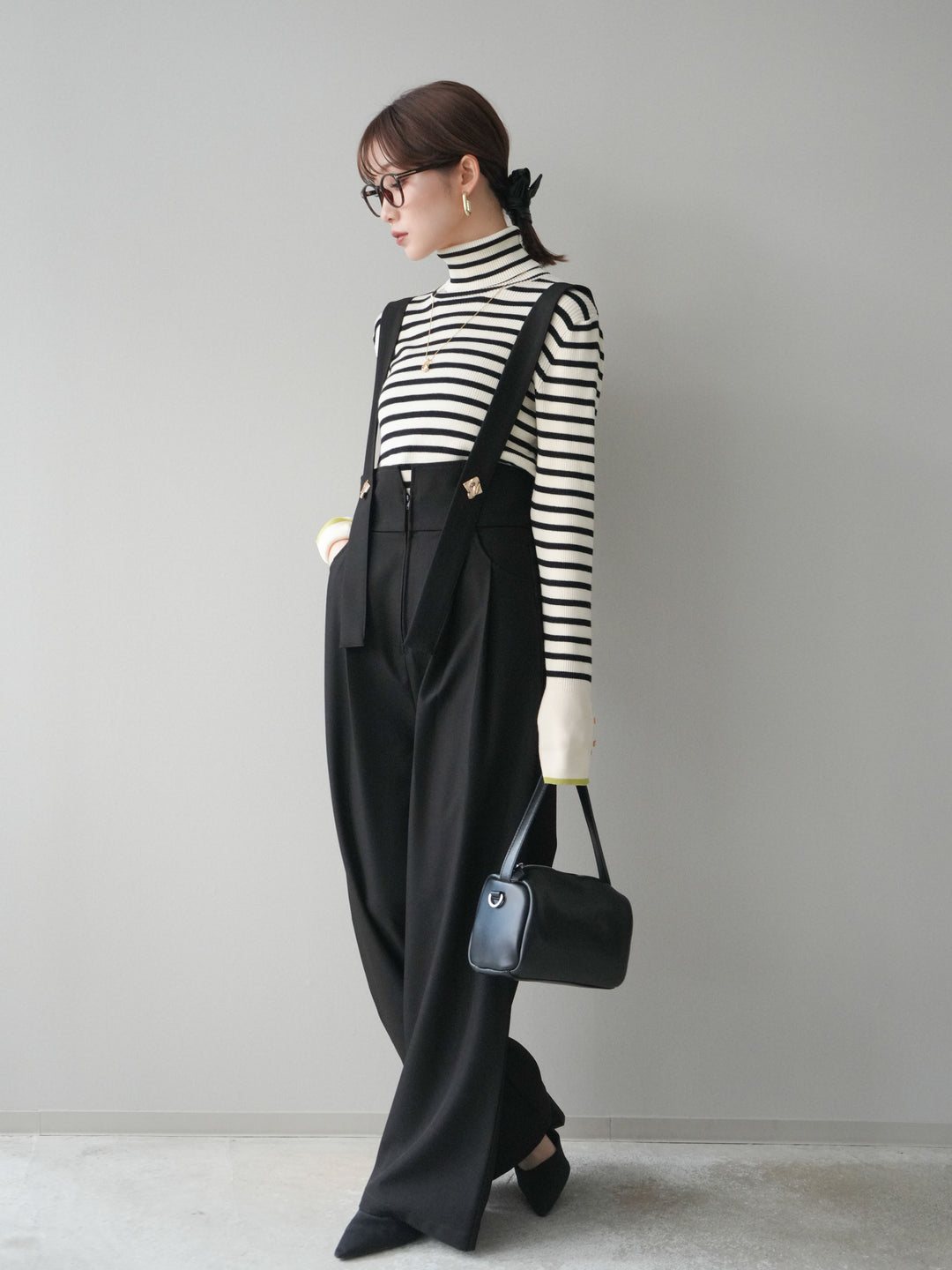 [SET]袖配色ハイネックボーダーリブニットトップス+ゴールドボタンサスペンダーワイドパンツ(2set)