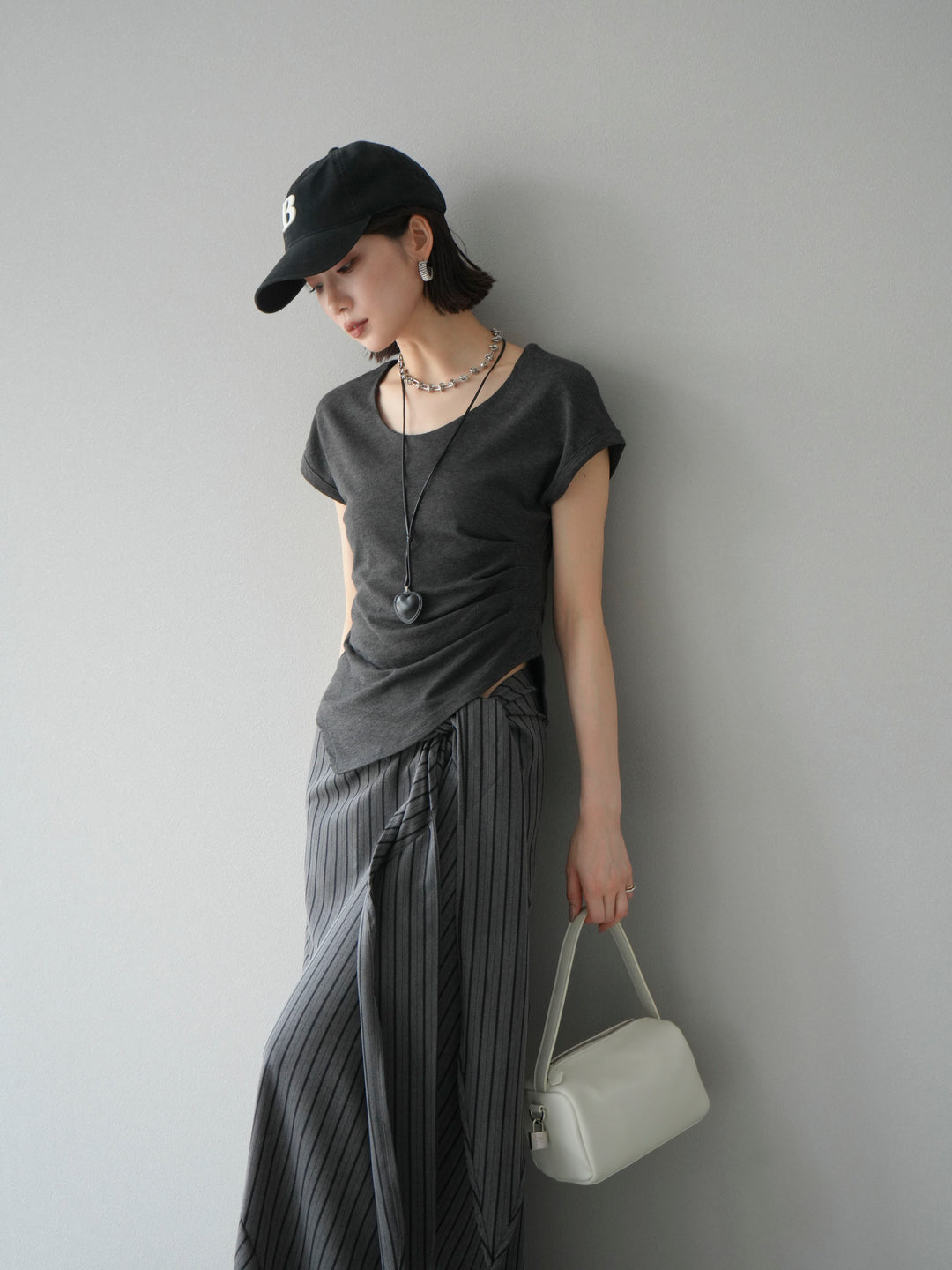 [予約]タックTシャツ＆レザーハートネックレスSET /チャコール