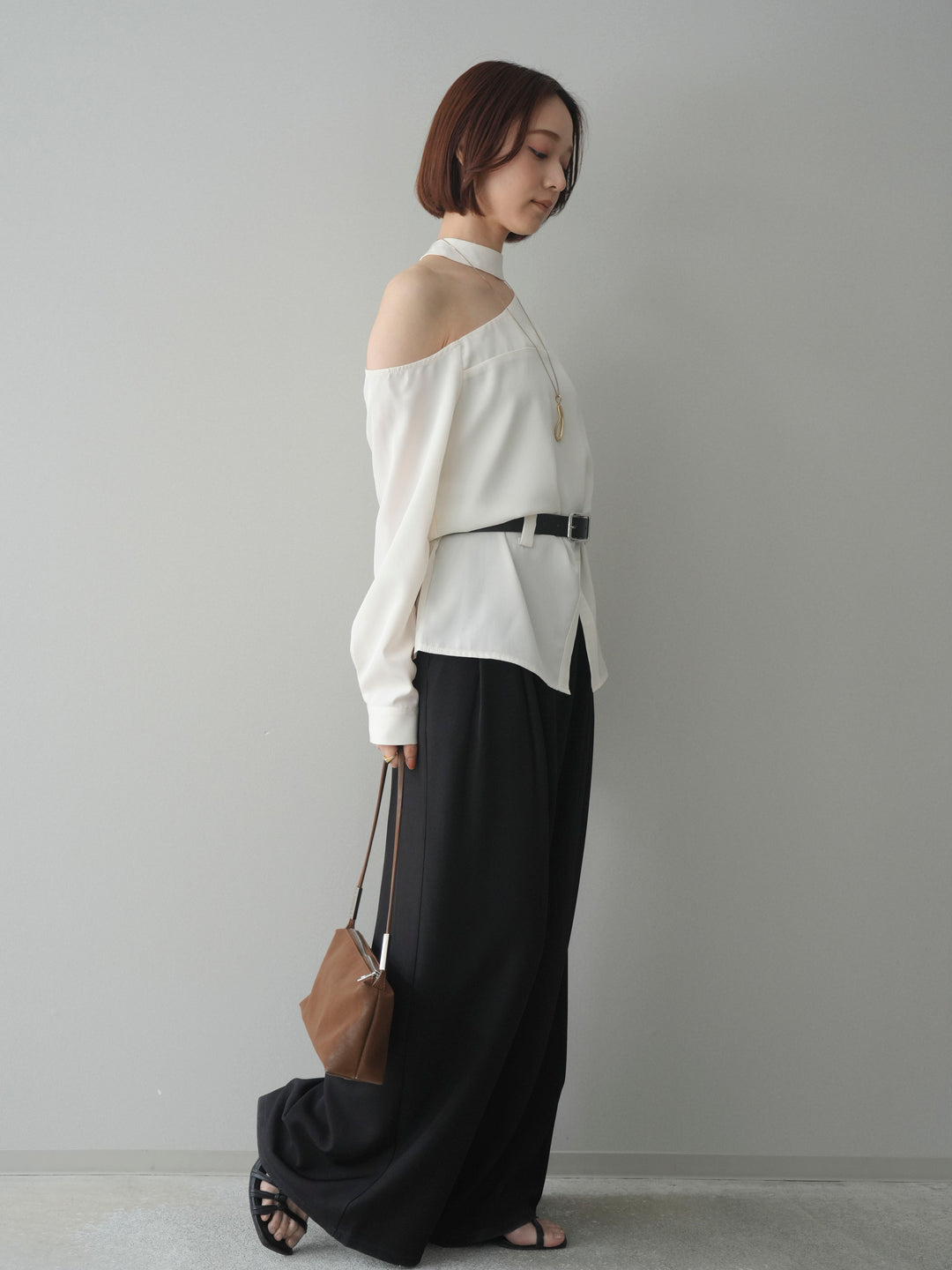 [SET]ベルト付ワンショルダースリットブラウス+編み込みベルト付タックワイドパンツ(2set)