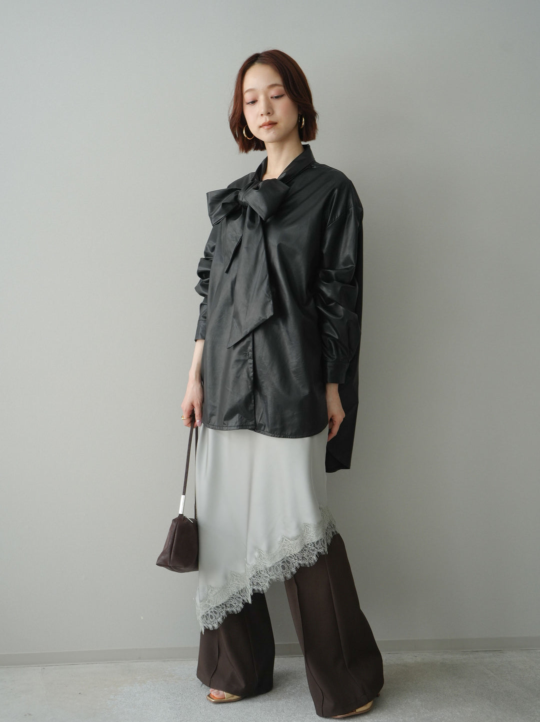 [SET]フェイクレザーボウタイブラウス+サテンライクアシメレーススカート(2set)