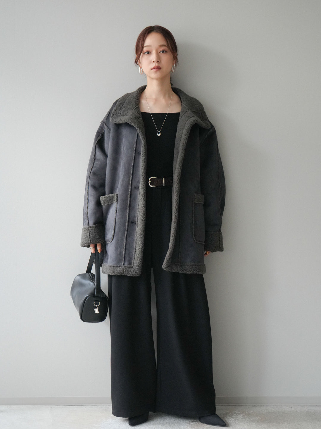 [SET]スタンドネックフェイクムートンミディアムコート+カップ付きバッククロスキャミソール+アニマル柄ベルト付きウールタッチワイドパンツ(3set)