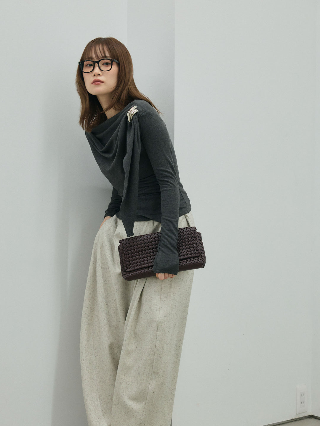 【Allure】[SET]ブローチ付ドレープ裏起毛トップス+モックスカルゼサイドタックコクーンパンツ(2set)