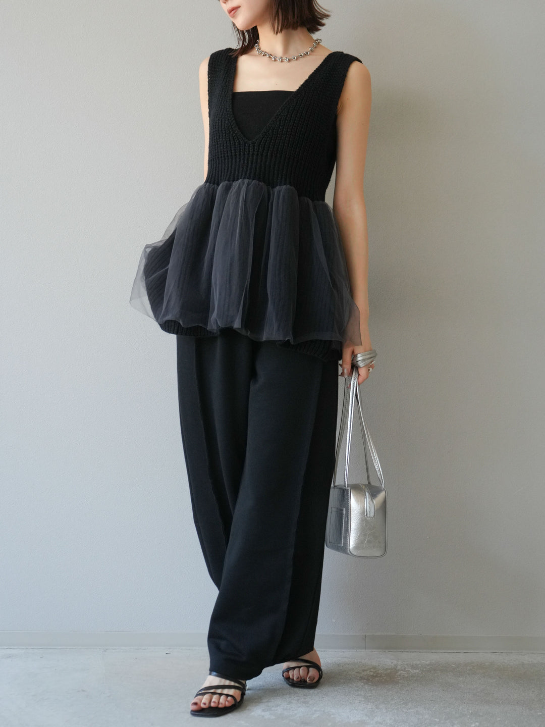[SET] 薄紗層疊荷葉邊針織背心 + 兩用設計運動褲（2 件組）
