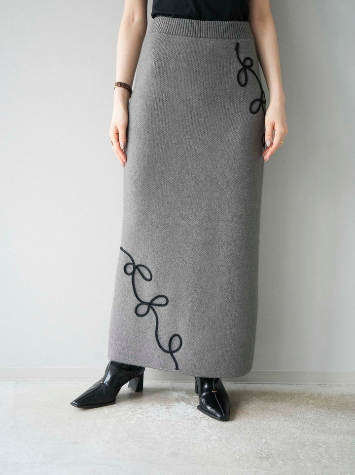 [予約]コード刺繍Iラインニットスカート/チャコール
