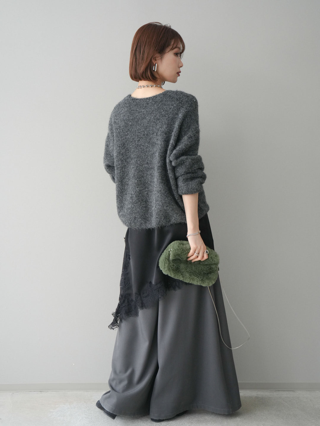 [SET]パール×ビジューVネックニットプルオーバー+アシンメトリーサテンレースキャミソール+テープベルトタックバギーパンツ(3set)